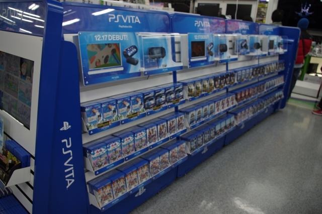 PSVita発売日、ヨドバシアキバは300人を超える行列発生 ― SCEハウス社長・平井会長も登場  