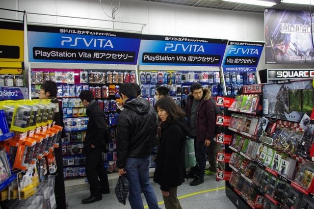 PSVita発売日、ヨドバシアキバは300人を超える行列発生 ― SCEハウス社長・平井会長も登場  