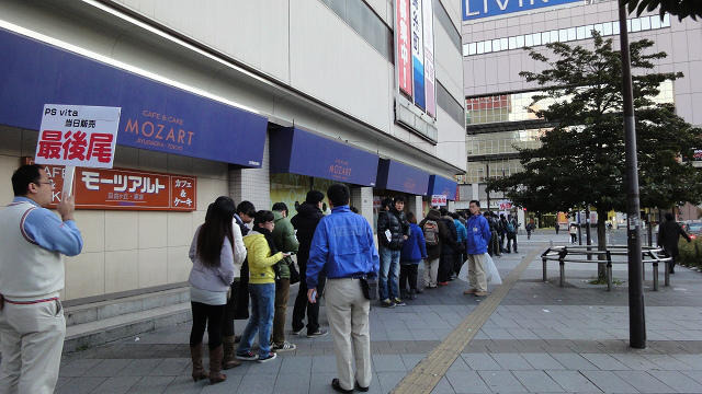 ヨドバシカメラ錦糸町、亀戸ヤマダ電機、亀戸トイザらス 看板役だけでなく、かなりの数のスタッフがかり出されていた