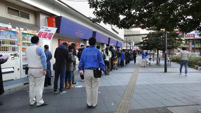 ヨドバシカメラ錦糸町、亀戸ヤマダ電機、亀戸トイザらス そうこうしてる間に、列がどんどん伸びていた