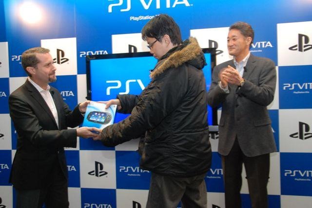 PlayStationVita、渋谷のカウントダウンイベントではSCEハウス社長・平井会長が訪れ本体を手渡し  