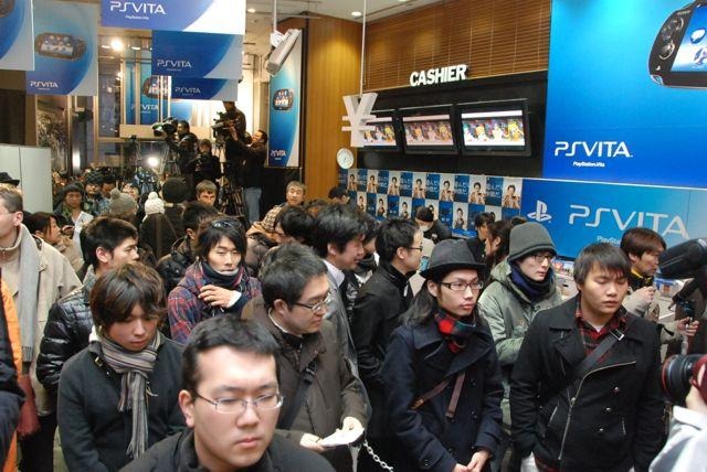 PlayStationVita、渋谷のカウントダウンイベントではSCEハウス社長・平井会長が訪れ本体を手渡し  