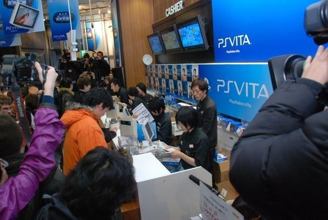 PlayStationVita、渋谷のカウントダウンイベントではSCEハウス社長・平井会長が訪れ本体を手渡し2  