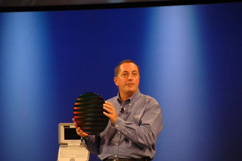 Tera Scale Computingの研究成果であるTFLOPS級プロセッサのプロトタイプを公開するOtellini氏。ウェハーには80個のTFLOPS級プロセッサが載っている。