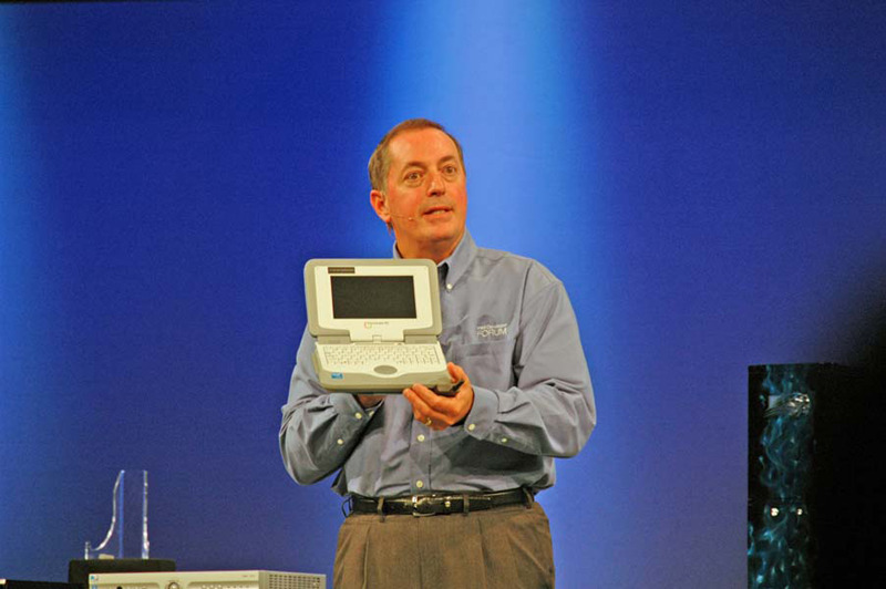Classmate PCのプロトタイプを公開するOtellini氏。完成は2007年第1四半期の予定。