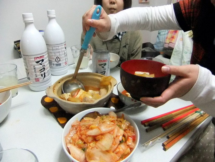 マッコリのうまさに思わず鍋も進みます