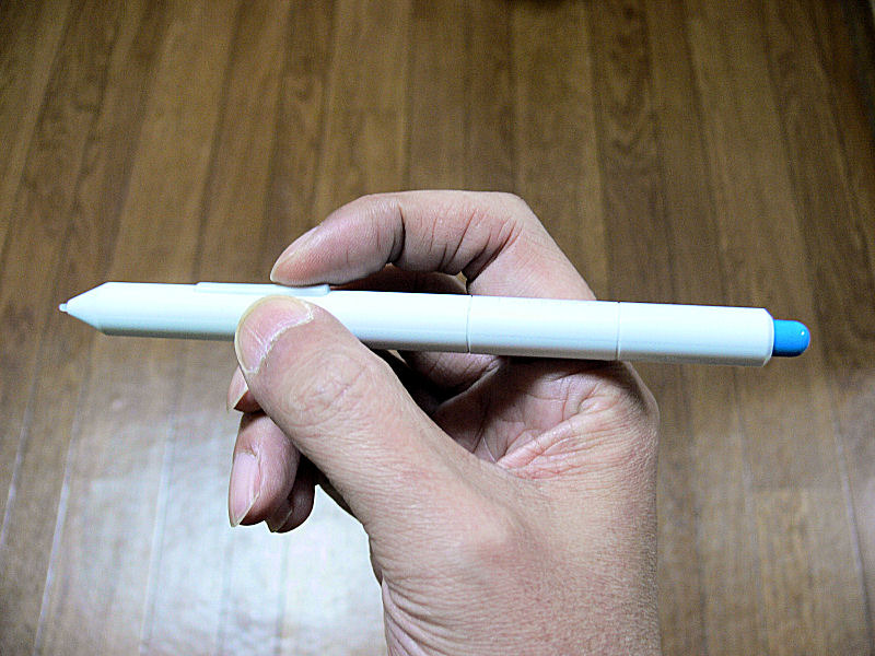 Bambooの専用ペン。電池レスなのでとにかく軽い。長時間握っていても疲れない適切な太さなのもうれしい。