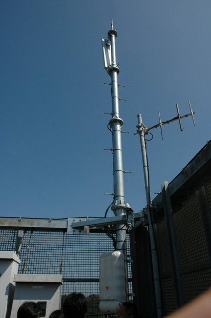 YRPセンター1番館の屋上で撮影した基地局の全景。ここから実験電波を飛ばす