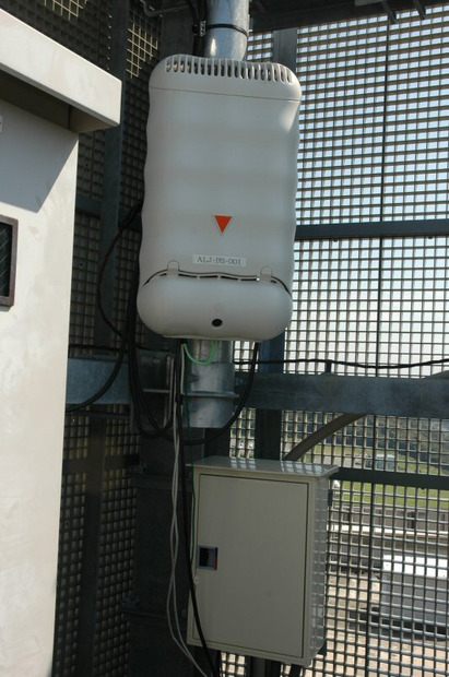こちらの基地局はYRPセンター1番館の屋上に設置されているもの。有線ネットワークには光回線を利用している。