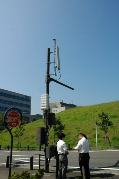 道路わきのポールに設置された基地局の全景。運用時には電柱での設置を考えているという