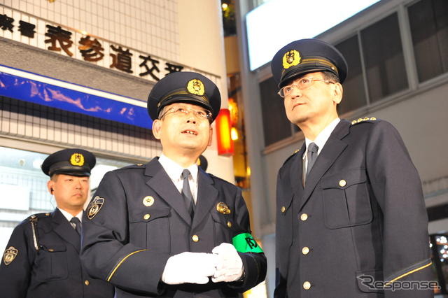 一斉警戒で巡視する樋口警視総監（22日/東京・原宿表参道）