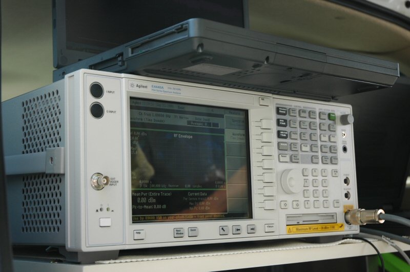 Agilent E4440A PSAは、最高26.5GHzの複雑なRF信号やマイクロ波信号を測定・モニタリングできる。価格はなんと600万円以上。あなたならアペアナ買いますか？ それてもベンツ2台買いますか？