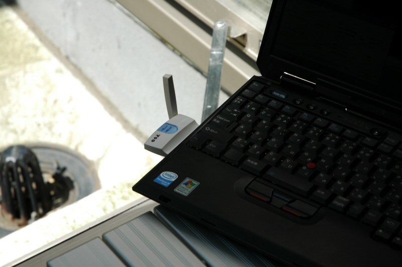 ノートパソコンにモバイルWiMAX通信カードを挿入し、実験を行う。構内の基地局を中継し、コアネットワークを抜けて、インターネットに接続