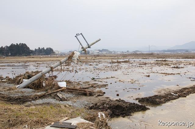 東日本大震災 津波は高台まで押し寄せ、室内には大きな魚が 東日本大震災 津波は高台まで押し寄せ、室内には大きな魚が