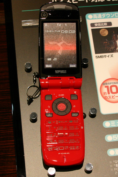 HSDPA対応「N902iX HIGH-SPEED」の新色「メテオレッド」も展示されている。12月に発売される予定