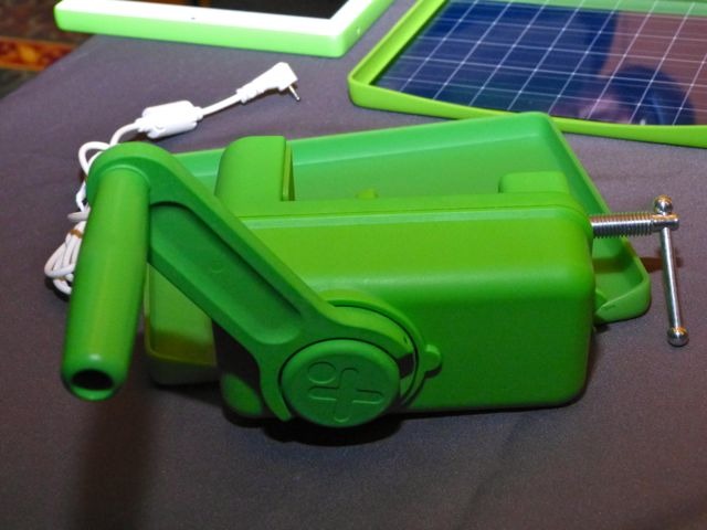 停電時に備え手回し式の発電機も用意する