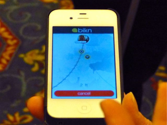 専用ケースを装着したiPhoneでアプリを立ち上げると、タグの位置をレーダーのようにして探ることができる