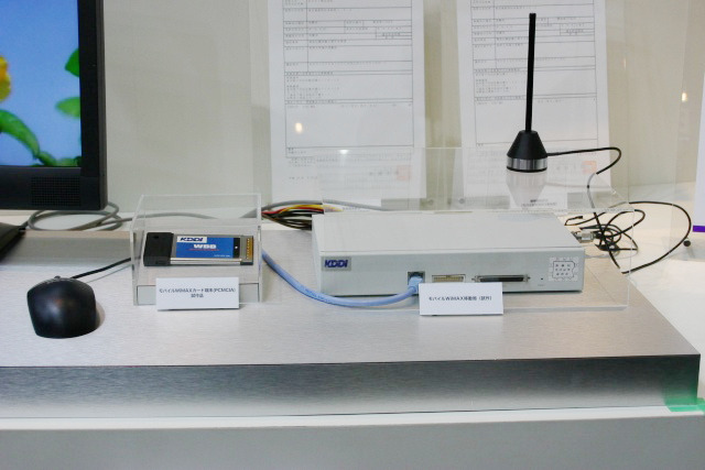 モバイルWiMAXの通信カード（試作品：左）とカードと同等な実験機（右）。右の筐体が左のカードになる
