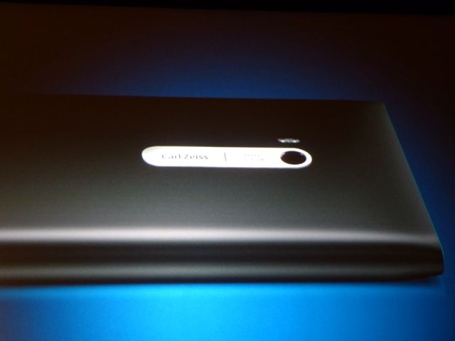 カメラはLumia 800と同じで、 35mm換算で焦点距離28mmに相当する画角の広さが特徴