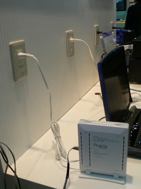 　幕張メッセにて開催されているCEATEC JAPAN 2006にて、ロジテックのPLC対応電力線イーサネットアダプタの実働デモが、三菱マテリアルのブース内にて公開されている。