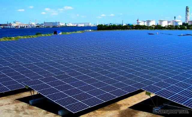 太陽光発電の例（写真：川崎市臨海部に建設された「扇島太陽光発電所」）