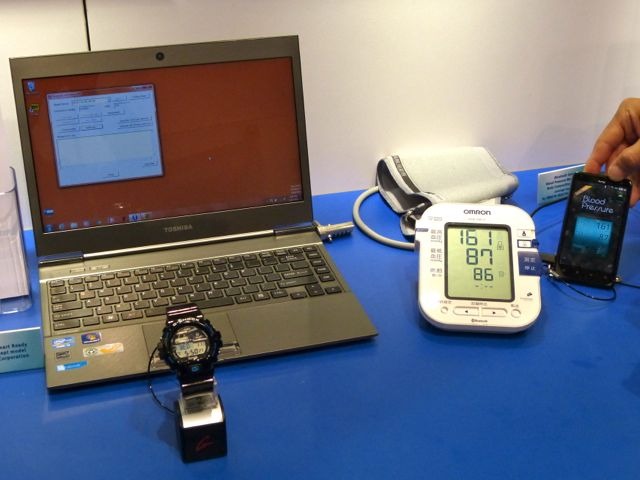 東芝のノートPC、オムロンの血圧計、HTCのスマートフォンそれぞれのBluetooth 4.0対応試作機