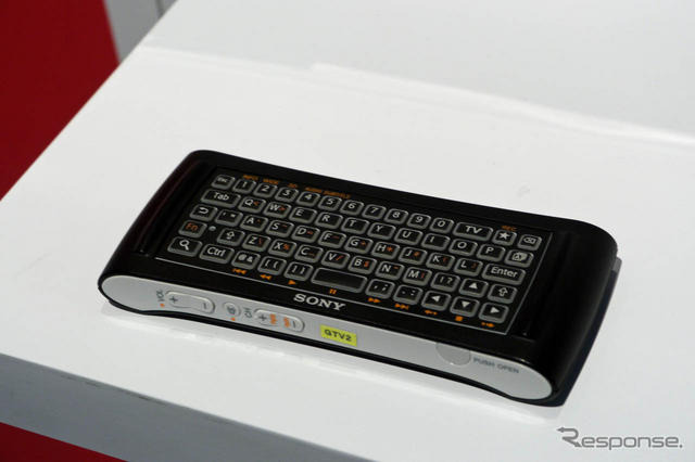 リモコンの背面にはキーボードが備わる