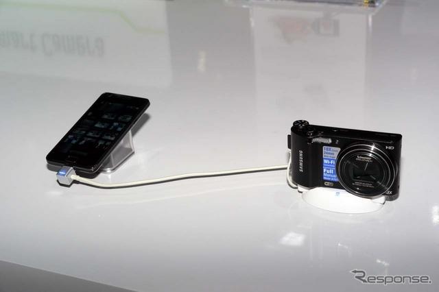 SNSなどへのアップロードを主としたサムスンのWi-Fi対応システム。右側のカメラはWB150F（CES 12）