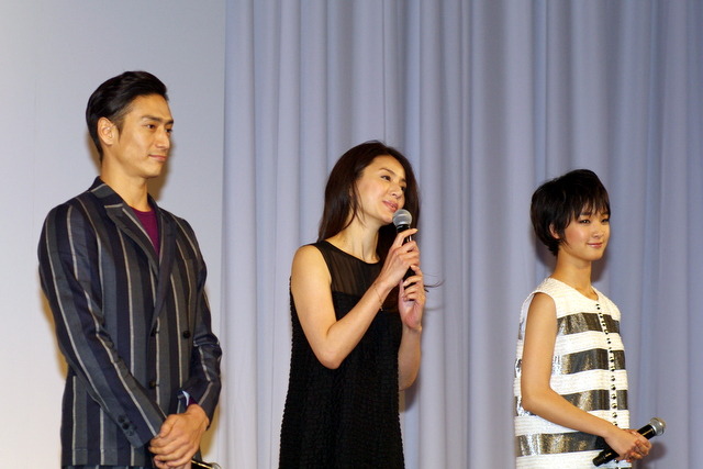 左から伊勢谷友介さん、井川遥さん、剛力彩芽さん