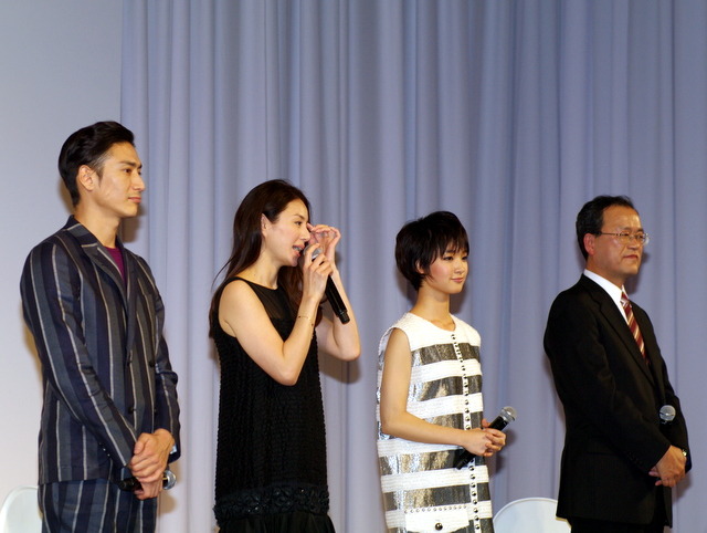 【au 2012年春モデル発表会】井川遥、伊勢谷友介、剛力彩芽、そして星飛雄馬がそろい踏み 