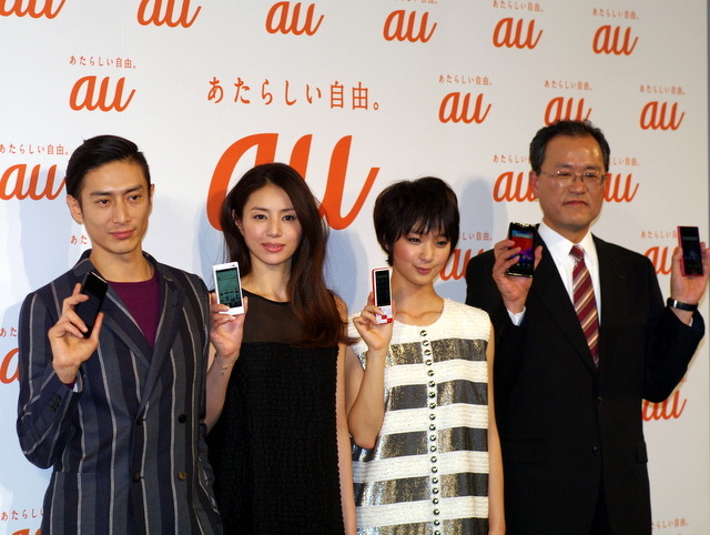 【au 2012年春モデル発表会】井川遥、伊勢谷友介、剛力彩芽、そして星飛雄馬がそろい踏み 