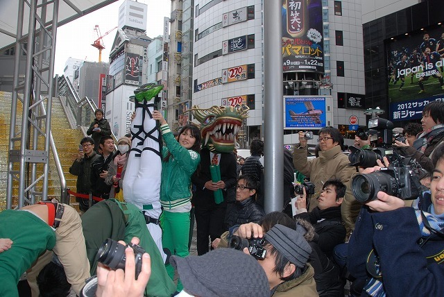渋谷109に巨大モンスダスが登場!?　ドラコレガールズも駆けつけた『ドラゴンコレクション』渋谷降臨ステージ 