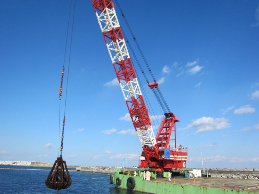 起重機船による支障物撤去作業（1月14日撮影）