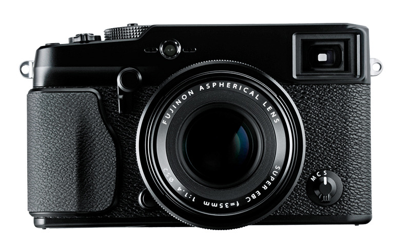 レンズを装着した「FUJIFILM X-Pro1」本体（レンズは別売）