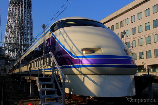 東武100系スペーシアと東京スカイツリー（イメージ）