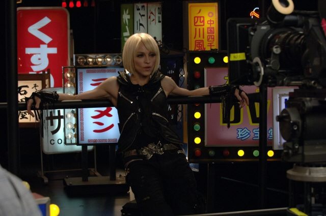 マドンナのアルバム「コンフェッションズ・オン・ア・ダンスフロア」からフューチャーしたシングル「JUMP」のビデオクリップ