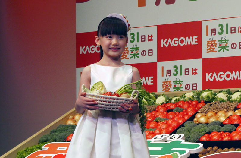 「愛菜（あいさい）の日」イベントに野菜づくしの白いドレスで登場した芦田愛菜ちゃん