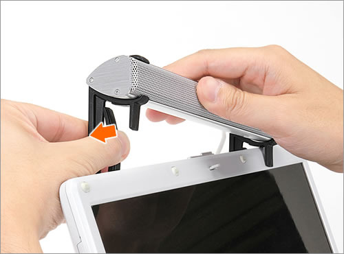 スピーカー本体にアタッチメントを取り付けノートPCのディスプレイ部に設置するイメージ
