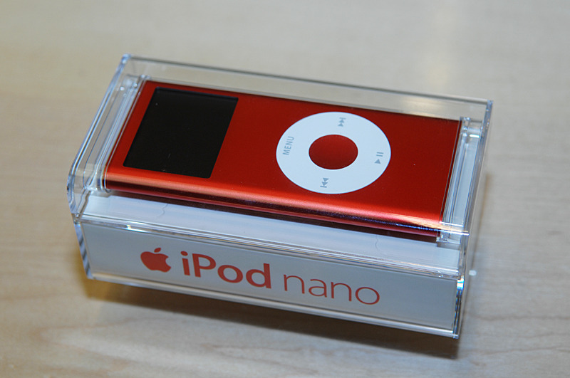 ケースに入った、iPod nano （PRODUCT） RED Special Editionを側面から