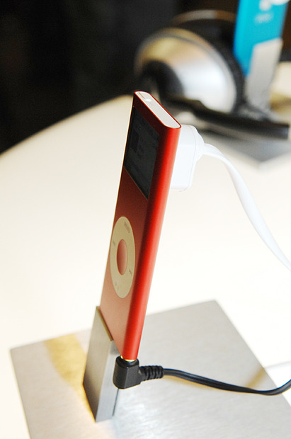 iPod nano （PRODUCT） RED Special Editionを側面から