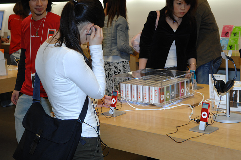 　アップルコンピュータは14日、同社の直販店「アップルストア」で赤色のiPod nano「iPod nano （PRODUCT） RED Special Edition」（4Gバイト）の販売を開始した。価格23,800円のうち、10ドルが世界基金に寄付される。