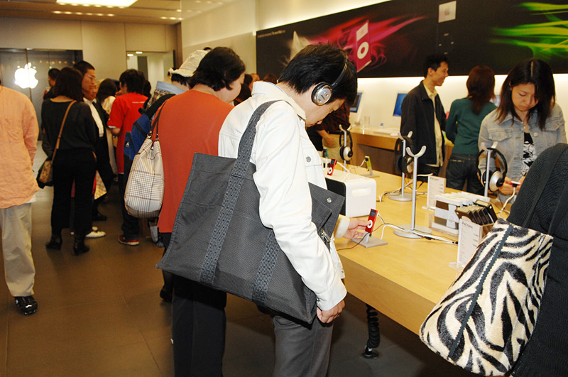 　アップルコンピュータは14日、同社の直販店「アップルストア」で赤色のiPod nano「iPod nano （PRODUCT） RED Special Edition」（4Gバイト）の販売を開始した。価格23,800円のうち、10ドルが世界基金に寄付される。