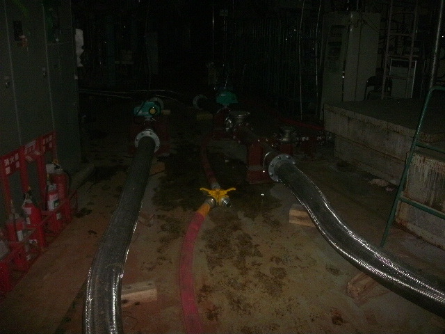 4号機原子炉建屋1階における水漏れ状況