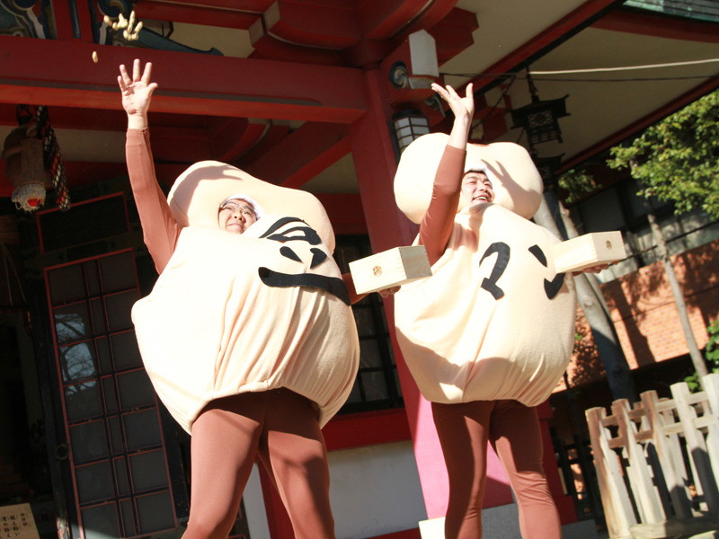 「豆マン」となり、豆まきをするサンドウィッチマンの2人