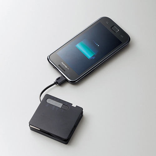 最大の値下げとなったモバイルバッテリ「DE-RKJ2SBK」（スマートフォンは別売）