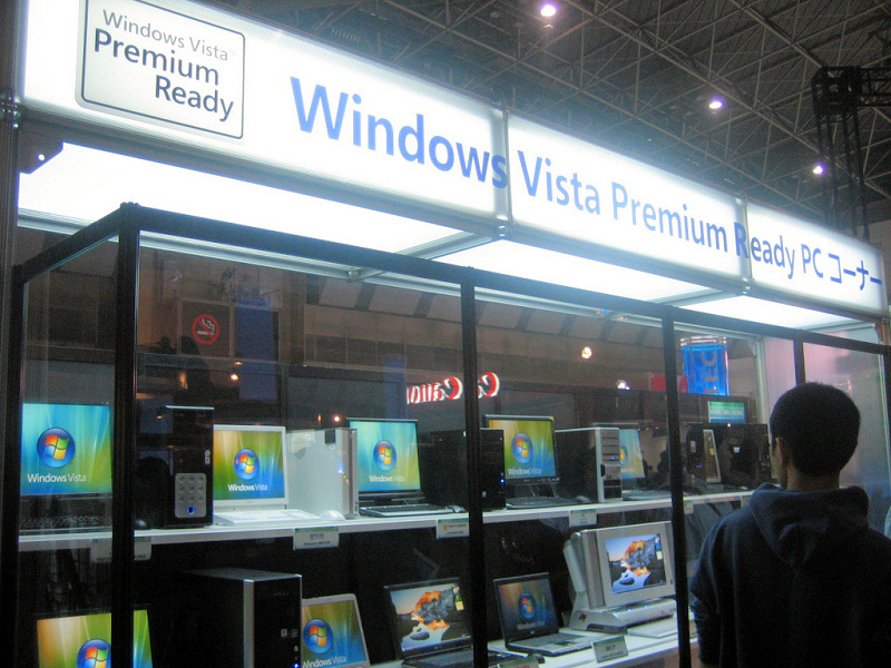 　10月18日から21日までの4日間、東京ビッグサイトで「WPC TOKYO 2006」が開催されている。マイクロソフトの展示ブースにはデモ用のノートPCが250台並んでいる。