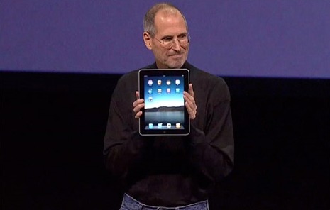 iPad 2を紹介する生前のスティーブ・ジョブズ