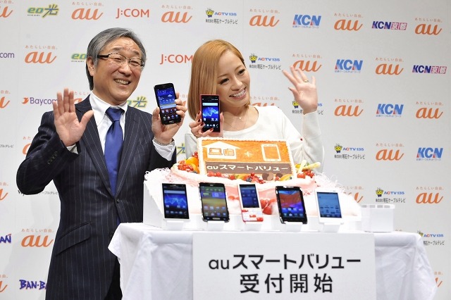 タレントの小森純さん（右）も登壇し、auスマホをピーアール