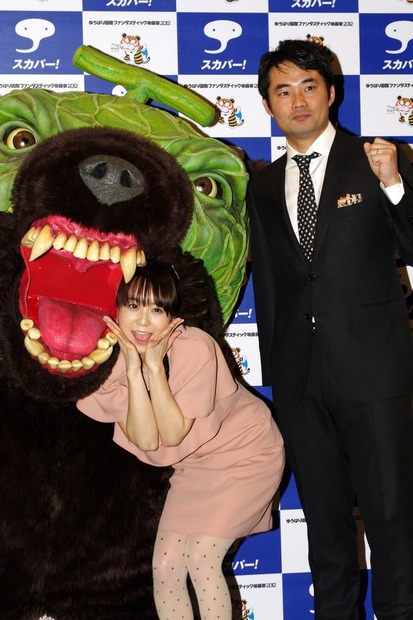 メロン熊（左）に食べられそうになる福田萌さん（中央）、杉村太蔵さん