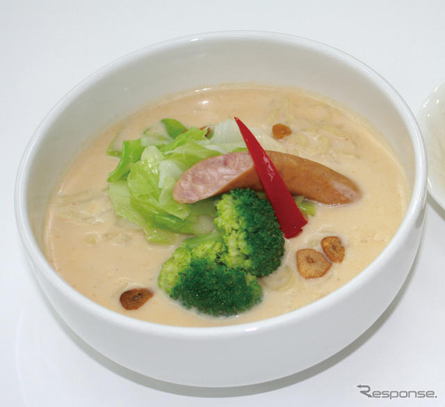 朝霧高原の牛乳を使った「朝霧高原のミルクラーメン」（東名・富士川SA下り）